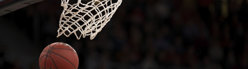 NBA篮球比赛回放封面图 - 湖人队与勇士队球员在场上激烈对抗