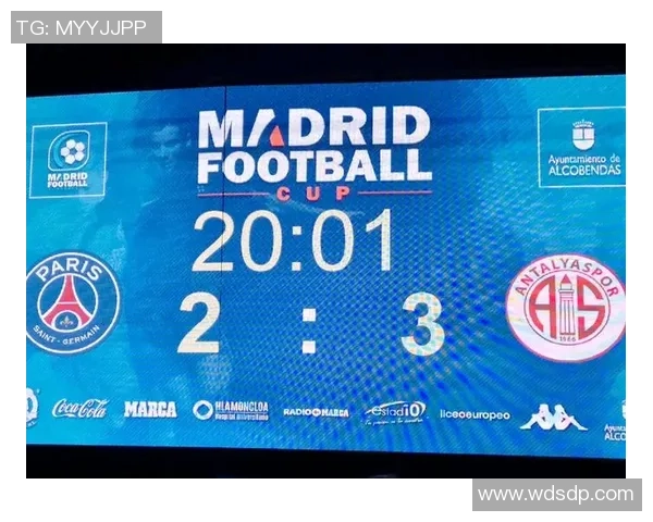 意甲激战巴黎圣日耳曼凭点球险胜曼联转会传闻引发热议